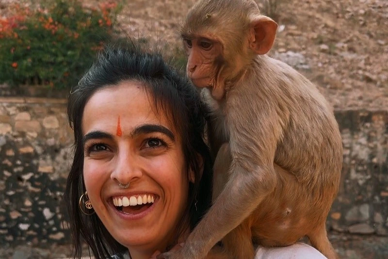 LA INDIA SOLA SIENDO MUJER by Ana Díaz