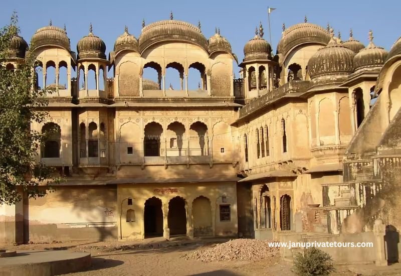 Historic painted havelis and heritage sightseeing attractions in Mandawa Rajasthan
